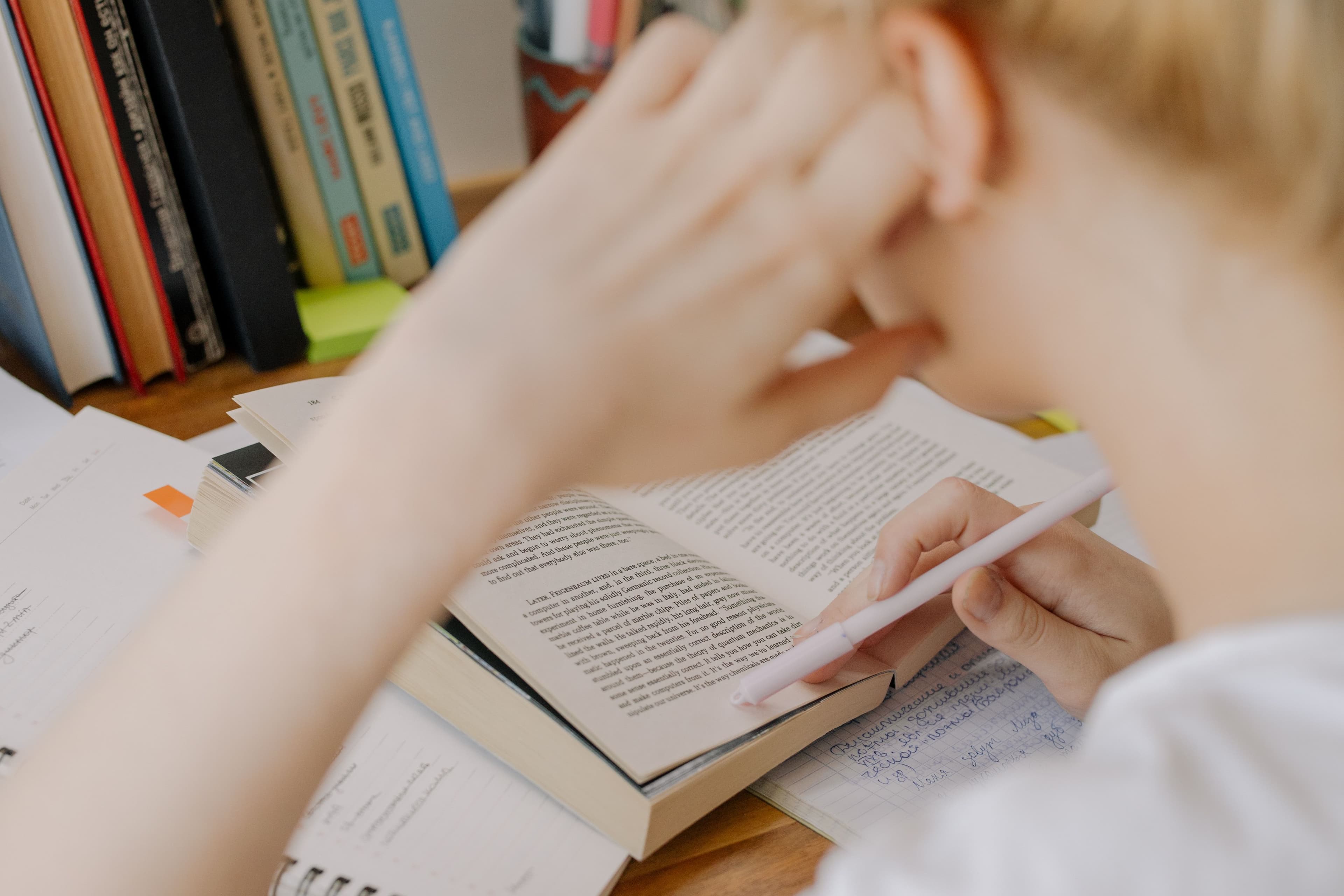 Des piles de manuels et de livres usagés étalées sur des tables, lors d’une vente de livres.